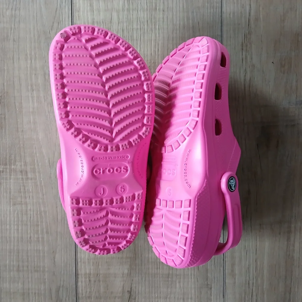 Crocs Classic Clog in Pink. Size J5 (Big Kids 5+)